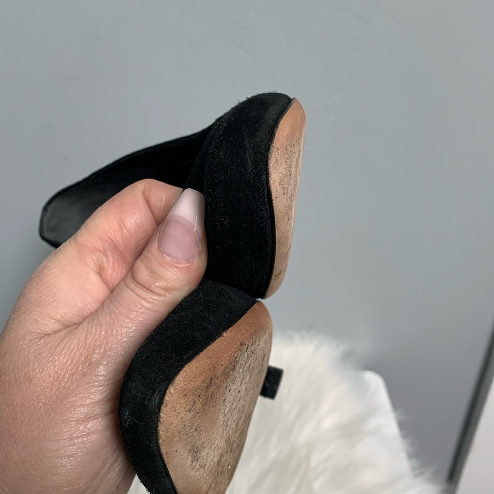 Authentic Gucci black suede pumps with gold decal - Picture 10 of 17